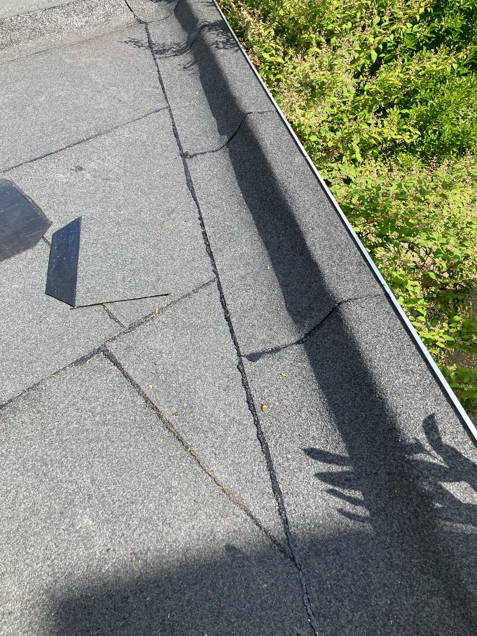 Tijdens: bitumen dakbedekking en reguliere daktrim zijn hier aangebracht